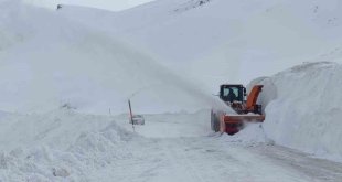Van-Bahçesaray Karabet Geçidi'nde kar kalınlığı 2 metre 64 santimetreye ulaştı