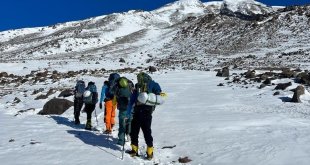 Eksi 33 derecede Türkiye'nin çatısına tırmandılar