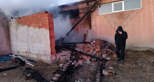 Horasan'da çıkan yangın itfaiye ekiplerince söndürüldü