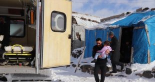 Ağrı'da yolu kardan kapanan mezradaki hasta 4 kardeşe paletli ambulansla ulaşıldı