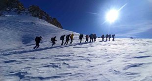 Doğa severler 3 bin 100 rakımlı Kelespi Dağı'na tırmandı