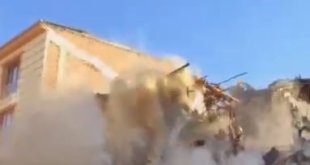 Elazığ'da hasarlı binaların yıkımları sürüyor