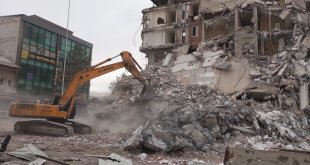 Malatya Doğanşehir'de ağır hasarlı binaların yıkımı sürüyor