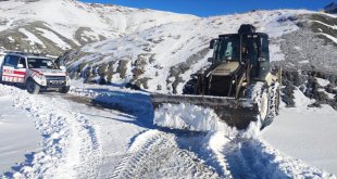Van'da yolu kardan kapanan mahallede rahatsızlanan kadını ekipler hastaneye ulaştırdı