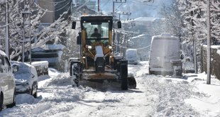 Tatvan'da karla mücadele çalışmaları sürüyor