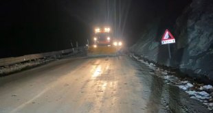 Yüksekova-Van karayolu düşen kaya parçaları temizlenerek ulaşıma açıldı