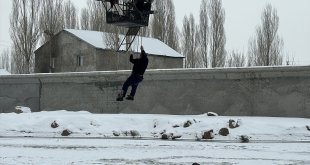 Ağrı'da donan nehirden geçerken kırılan buz tabakasında sıkışan köpek kurtarıldı