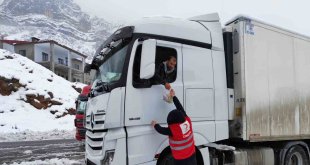 Hakkari yolda kalanlara kumanya dağıtıldı