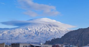 Türkiye'nin çatısı Ağrı Dağı buluttan şapkasını taktı