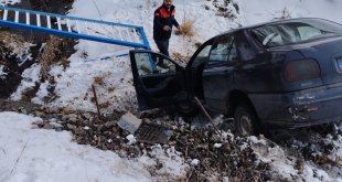 Ağrı'da dere yatağına düşen otomobildeki 2 kişi yaralandı
