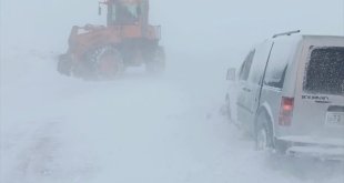 Muş'ta kar ve tipi nedeniyle yolda mahsur kalanlar ekiplerce kurtarıldı