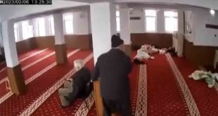 6 Şubat depreminde camide yaşananlar kameraya yansıdı