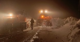 Muş'ta kar ve tipi nedeniyle yolda mahsur kalanlar ekiplerce kurtarıldı