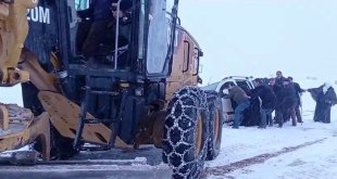 Yolda kalan otomobil iş makinası ile kurtarıldı