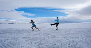 Yüzeyi donan Çıldır Gölü'nde buz pateniyle dans