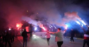 Meşaleli taraftarlar 24Erzincanspor'u coşkuyla karşıladı