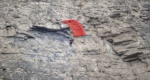 Ekstrem sporcuları Erzurum'da 230 metre yükseklikteki kayalıklardan atladı