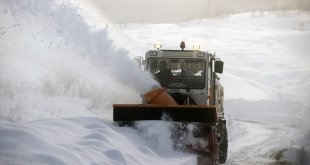 Kar kalınlığının 1,5 metreye vardığı Tunceli'nin köylerinde yol açma çalışmaları sürüyor