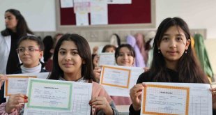 Elazığ'da 133 bin öğrenci karne heyecanı yaşadı