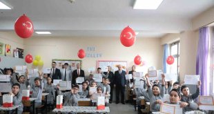 Ağrı'da yeniden okula kazandırılan çocuklar karne heyecanı yaşadı