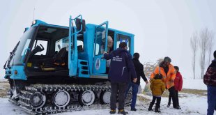 Karda mahsur kalan öğrencilerin yardımına ekipler ulaştı