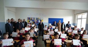 Erzincan'da öğrenciler karne heyecanı yaşadı