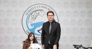 Erciş'te kitap okuma yarışmasında dereceye girenlere ödülleri verildi
