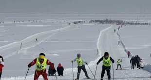Yüksekova'da düzenlenen Türkiye kayaklı koşu eleme yarışması sona erdi