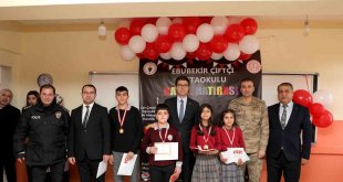 Erciş Kaymakamı Karaloğlu, öğrencilerin karne sevincine ortak oldu