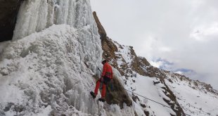Buz tırmanışı yapmak isteyen dağcılar küresel ısınma etkisine takılıyor