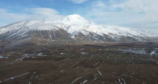 Kış ayı olmasına rağmen Ağrı Dağı eteklerine kar yağmadı