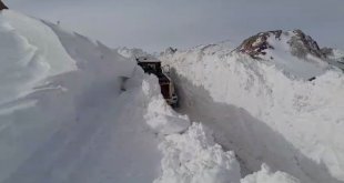 Yüksekova'da kar tünellerinde ekiplerin zorlu çalışması