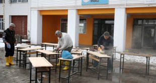 Bitlis'te kullanılamaz durumdaki sıra ve masalar yenilenerek okullara kazandırıldı