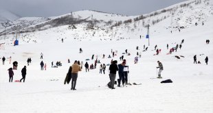 Bitlis'te vatandaşlar tatili kayak merkezinde değerlendirdi