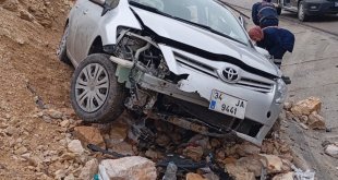 Malatya'da yol kenarına savrulan otomobildeki 3 kişi yaralandı
