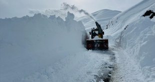 Yüksekova'da karla mücadele çalışmaları devam ediyor