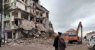 Doğanşehir'de ağır hasarlı binaların yıkımında sona yaklaşıldı