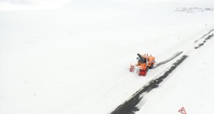 Ağrı'da ekipler yolları açık tutmak için 2 bin rakımda karla mücadele ediyor