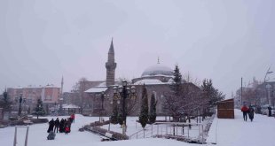 Erzurum'da kar yağışı etkili oluyor, 144 köy yolu kapalı