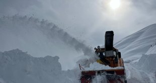 Kepçe boyunu geçen yollarda karla mücadele