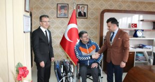 Erzurumlu engelli milli sporcu Seven'e akülü araba hediye edildi