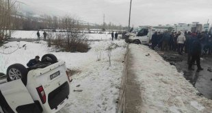 Van'da iki kamyonet çarpıştı: 7 yaralı