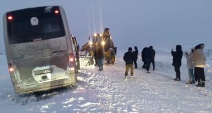 Kars'ta kar nedeniyle mahsur kalan tur otobüsündeki 30 kişi kurtarıldı