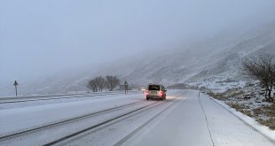 Ağrı-Iğdır kara yolunda kar yağışı nedeniyle ulaşımda aksamalar yaşanıyor