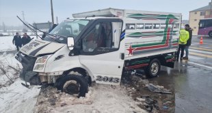 Van'da kamyonet ile hafif ticari aracın çarpıştığı kazada 7 kişi yaralandı