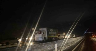 Iğdır-Ağrı karayolu ulaşıma kapandı, onlarca araç yolda kaldı