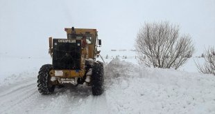 Kars'ta karla mücadele ekipleri hastaları ve yolda kalanları kurtardı