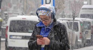 Van'da kar yağışı: 429 yol kapandı, uçak seferleri rötar yaptı