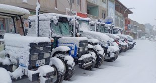 Malazgirt'te kar yağışı: 33 köy yolu kapandı