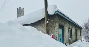 Ağrı'nın yüksek bölgelerinde evler kar altında kaldı